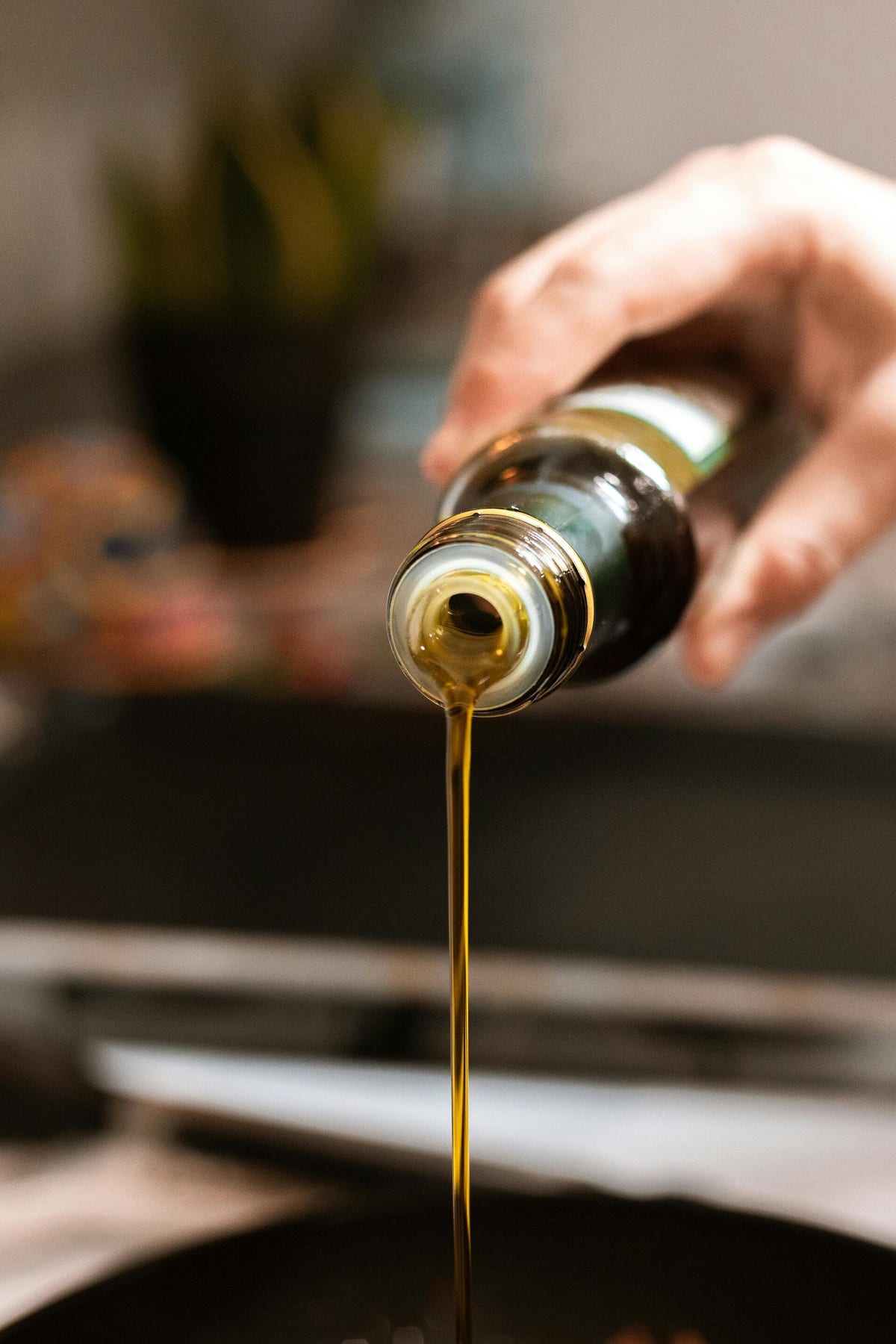 Olijfolie wordt geschonken tijdens het koken