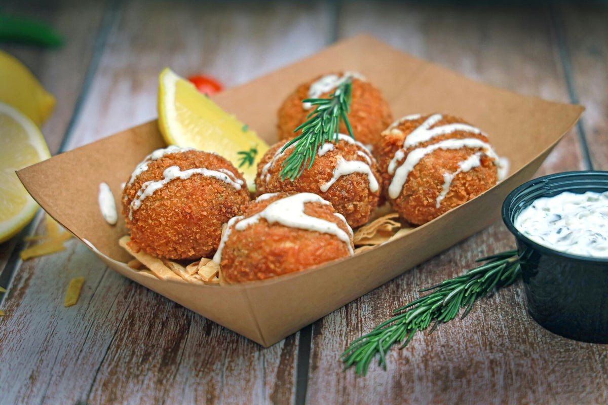 Krokante snacks met citroen en dipsaus